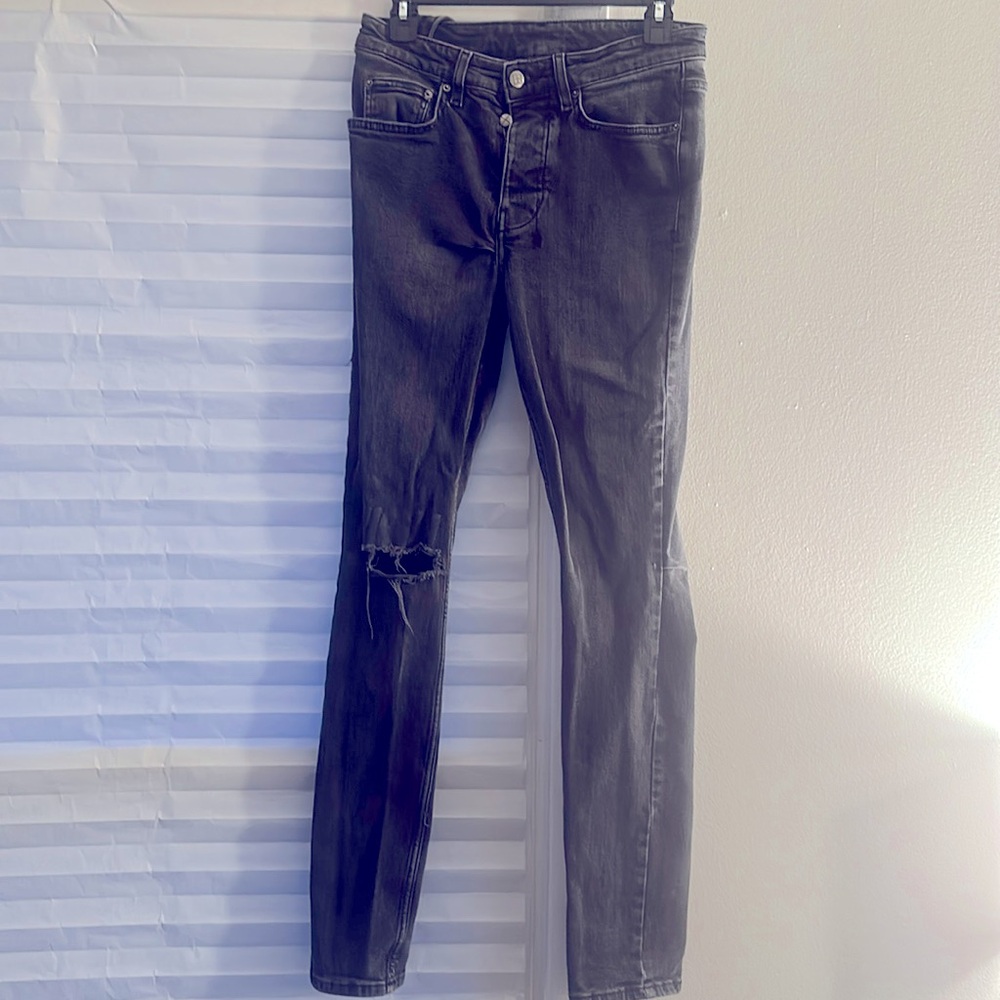 AUTHENTIC KSUBI MEN’S JEANS!!!
SIZE 29 MEN’S BLACK JEANS
GREAT CONDITION!!